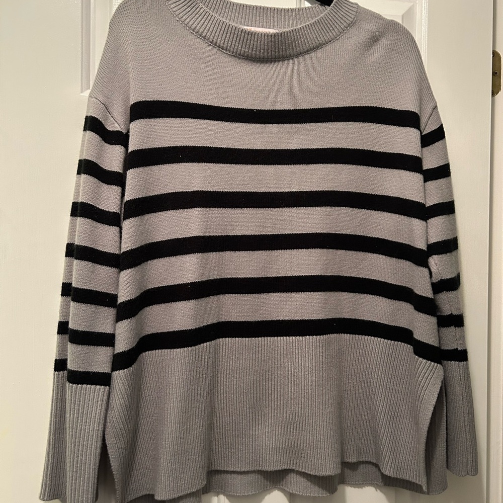 Chic Striped Turtleneck Sweater in Gray and Black